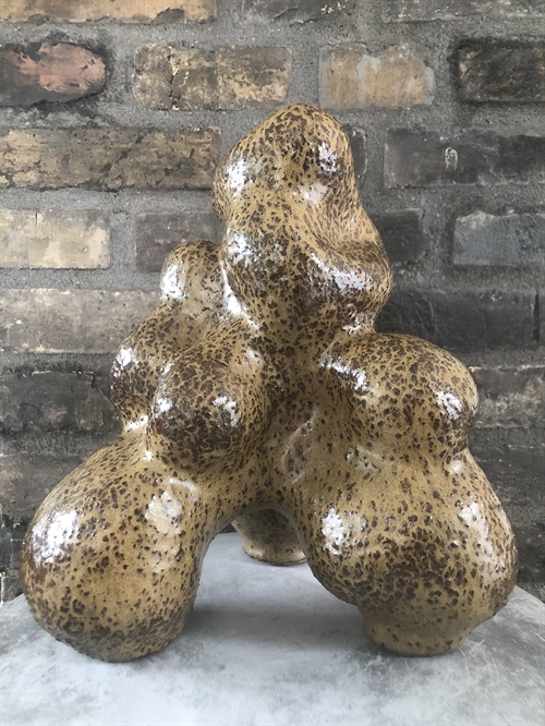 Keramik skulptur af Pernille Calundan